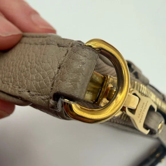 Louis Vuitton Easy Pouch on Strap in Turtle Dove - Picture 15 of 17